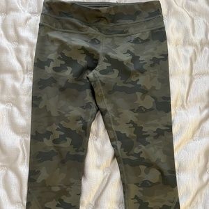 Lululemon camo cropped leggings size 6